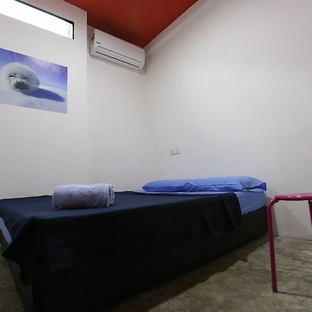 Noisy Room Kuching Extérieur photo