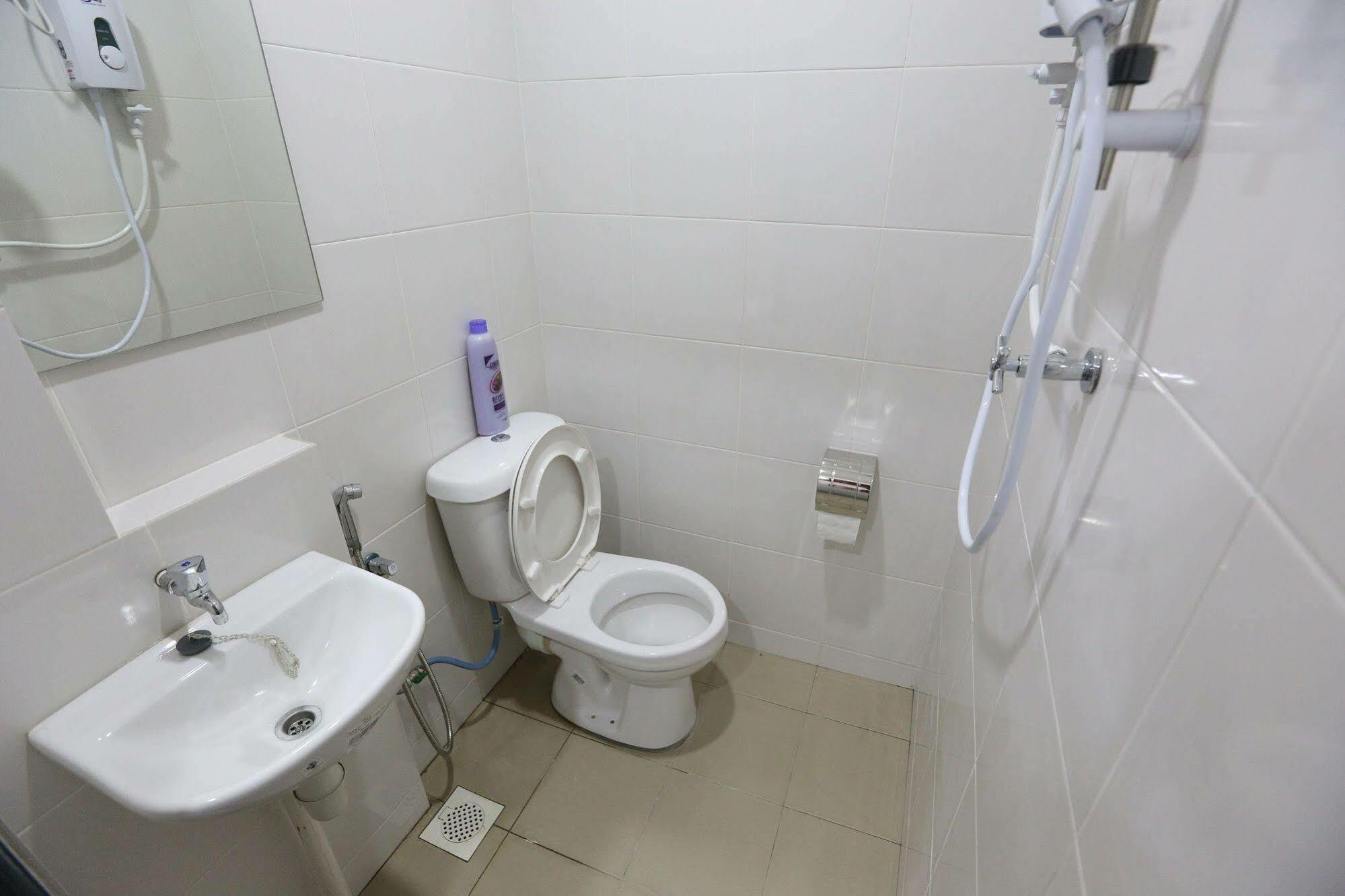 Noisy Room Kuching Extérieur photo
